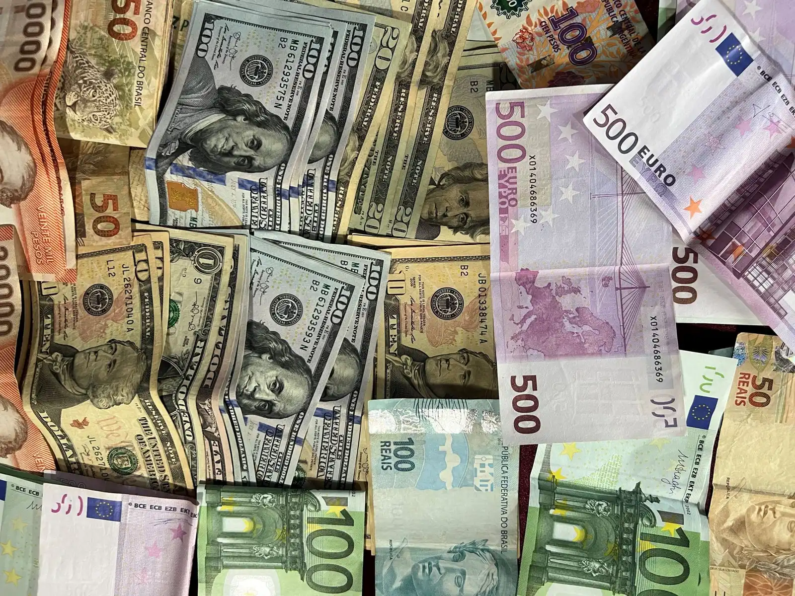 전광판에 원달러 환율 1521원이 붉게 표시되고 미국 연준 건물이 겹쳐 보이는 금융시장 이미지